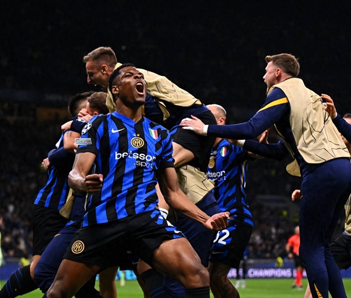 华体会体育-国米轻取巴萨，萨拉赫梅开二度欧联杯  第2张