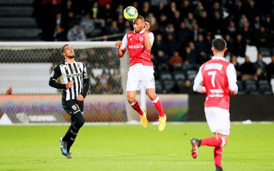 华体会官网-兰斯宣布球队内部禁赛一名球员  第2张